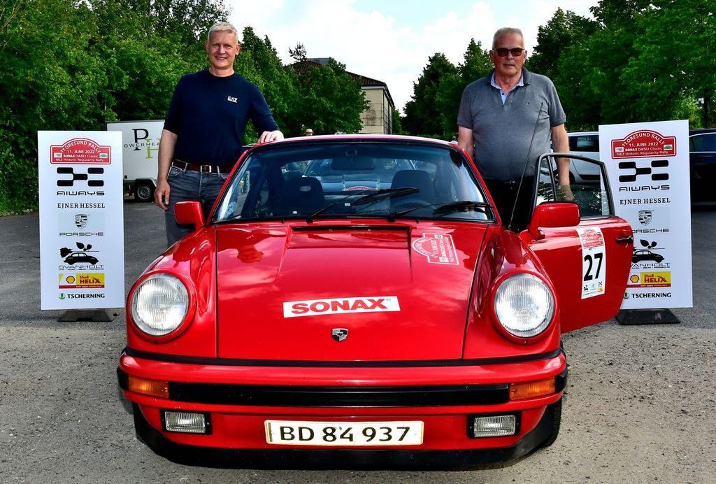 Far og søn-mandskabet Leif Poulsen og Kent Poulsen har lagt godt fra start i år med deres i Porsche 911 Carrera fra 1976. De er outsidere til en topplacering i Oresund Rally på lørdag.
(Foto: Michael Eisenberg)